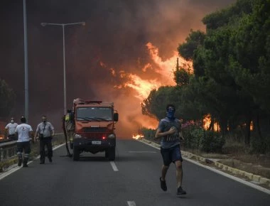 Νέο «άδειασμα» από ΕΚΑΒ: «Στις 20:40 είχαμε την πρώτη κλήση για νεκρό στο Μάτι - Όλοι το ήξεραν» (βίντεο)